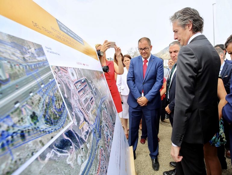 El objetivo de esta actuación es resolver los actuales problemas de capacidad del enlace existente por la demanda que genera, llegándose a duplicar en época festival