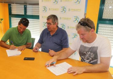 “La firma de este convenio supone un impulso para el Club de Badminton por la aportación económica que supone”, ha aclarado el concejal de Deportes y Medio Ambiente, Joaquín Villazón