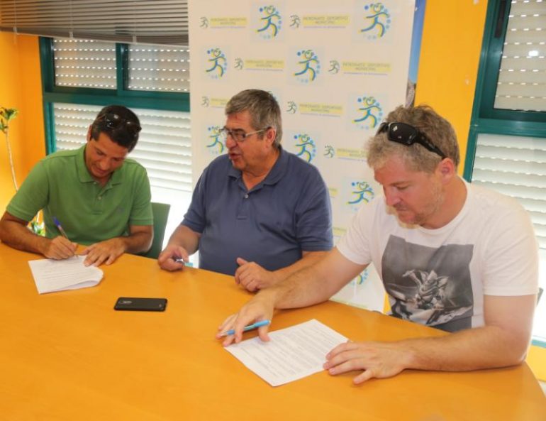 “La firma de este convenio supone un impulso para el Club de Badminton por la aportación económica que supone”, ha aclarado el concejal de Deportes y Medio Ambiente, Joaquín Villazón