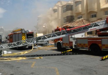 Dos personas tuvieron que ser atendidas por los servicios sanitarios por intoxicación leve por humo, y los bomberos procedieron al rescate de una mujer que quedó atrapada en uno de los portales