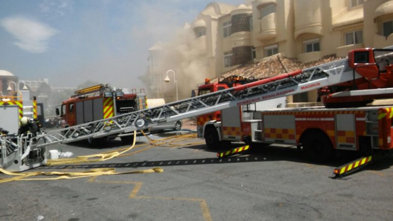 Dos personas tuvieron que ser atendidas por los servicios sanitarios por intoxicación leve por humo, y los bomberos procedieron al rescate de una mujer que quedó atrapada en uno de los portales