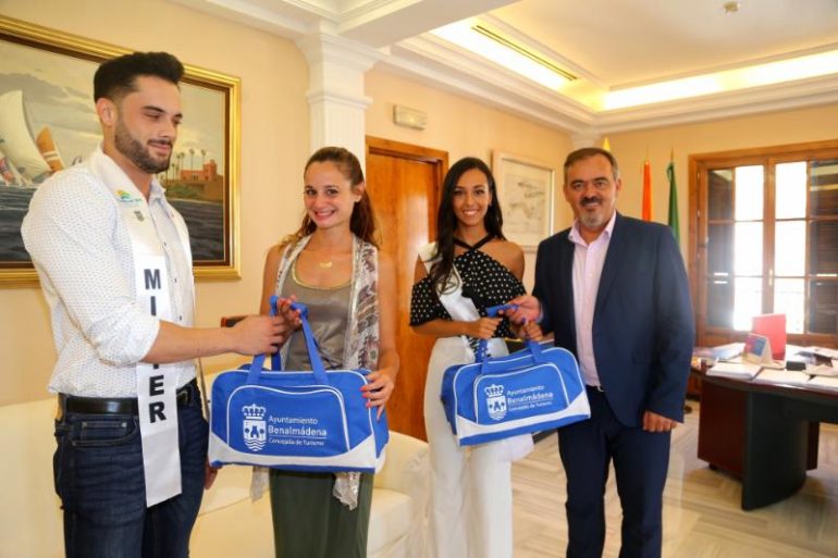 Los concejales, en nombre del Ayuntamiento, les han hecho entrega de un bolso del Puerto Deportivo con diversos obsequios