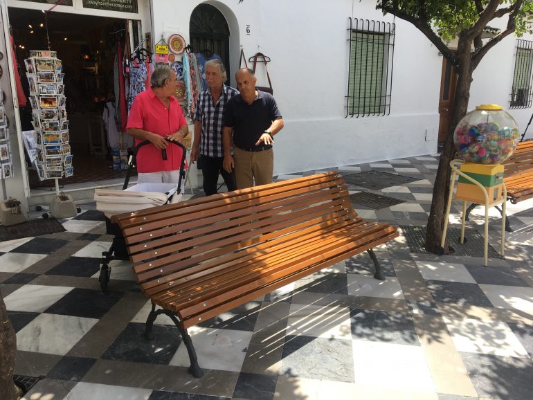 El concejal ha anunciado que en la segunda quincena de septiembre se procederá al adecentamiento y adecuación de los 22 alcorques de esta plaza y su entorno