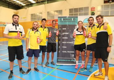 El concejal de Deportes, Joaquín Villazón, y el presidente del Club Basquet Benalmádena, Aurelio Cano, junto al equipo técnico realizaron la entrega de diplomas