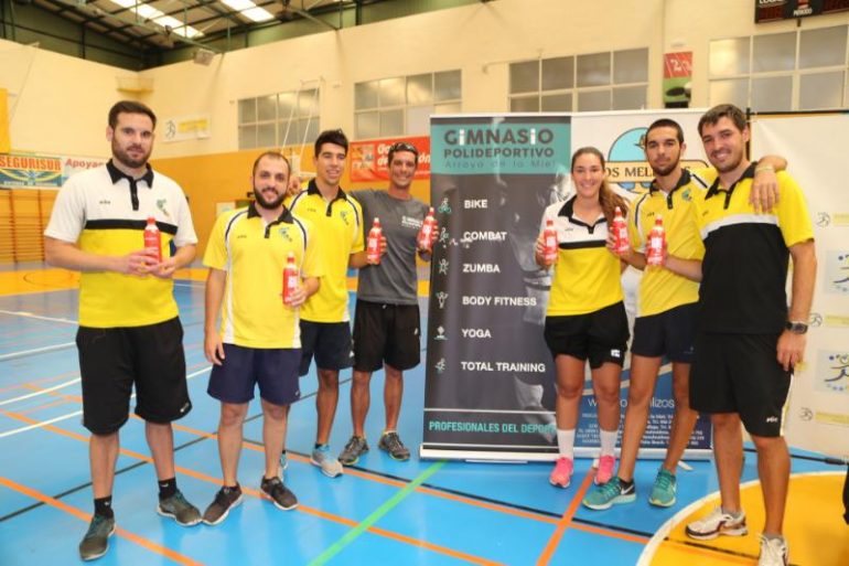 El concejal de Deportes, Joaquín Villazón, y el presidente del Club Basquet Benalmádena, Aurelio Cano, junto al equipo técnico realizaron la entrega de diplomas