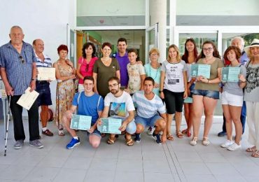 Tras la última sesión de la actividad, los participantes han recibido un diploma que acredita su participación, de manos de la concejala de Juventud,  Ana Scherman