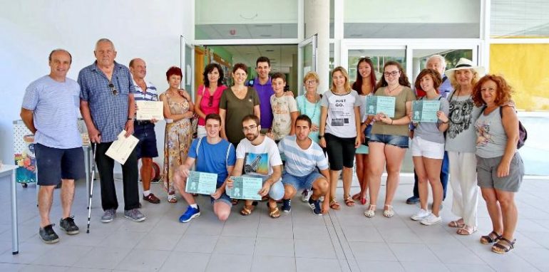 Tras la última sesión de la actividad, los participantes han recibido un diploma que acredita su participación, de manos de la concejala de Juventud,  Ana Scherman