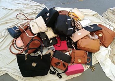 Los agentes arrestaron a un joven por encontrarse en situación irregular y levantaron varias actas