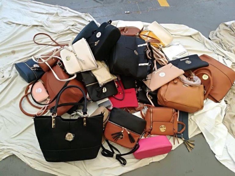 Los agentes arrestaron a un joven por encontrarse en situación irregular y levantaron varias actas