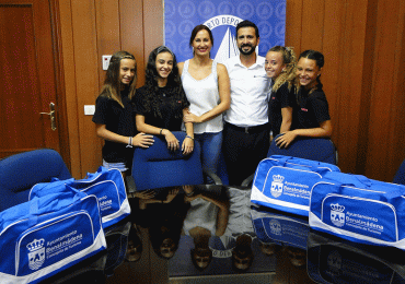 El gerente del Puerto recibió a las jovencísimas bailarinas, “embajadoras de excepción”, y les hizo entrega de varias bolsas de viaje, además de diverso material promocional