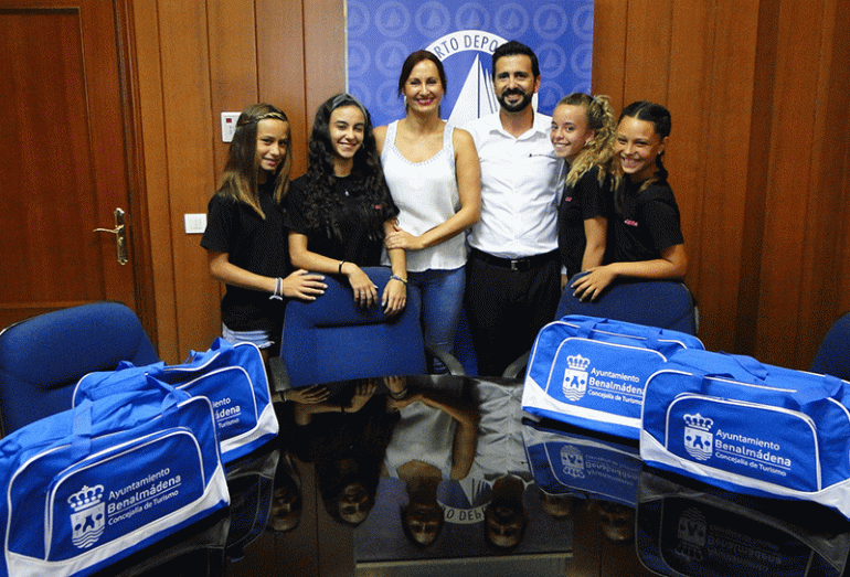 El gerente del Puerto recibió a las jovencísimas bailarinas, “embajadoras de excepción”, y les hizo entrega de varias bolsas de viaje, además de diverso material promocional