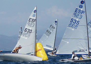 Álvaro Martínez, entrenador del equipo de Optimist del Club Náutico, ganador de la Copa de Andalucía en Clase Europa