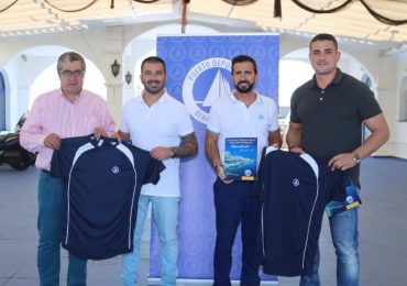 El edil de Deportes, Joaquín Villazón, y el gerente del Puerto, Manuel J. Jiménez, hicieron entrega de diverso material promocional y deportivo a Maxi Montiel y Artur Ababii