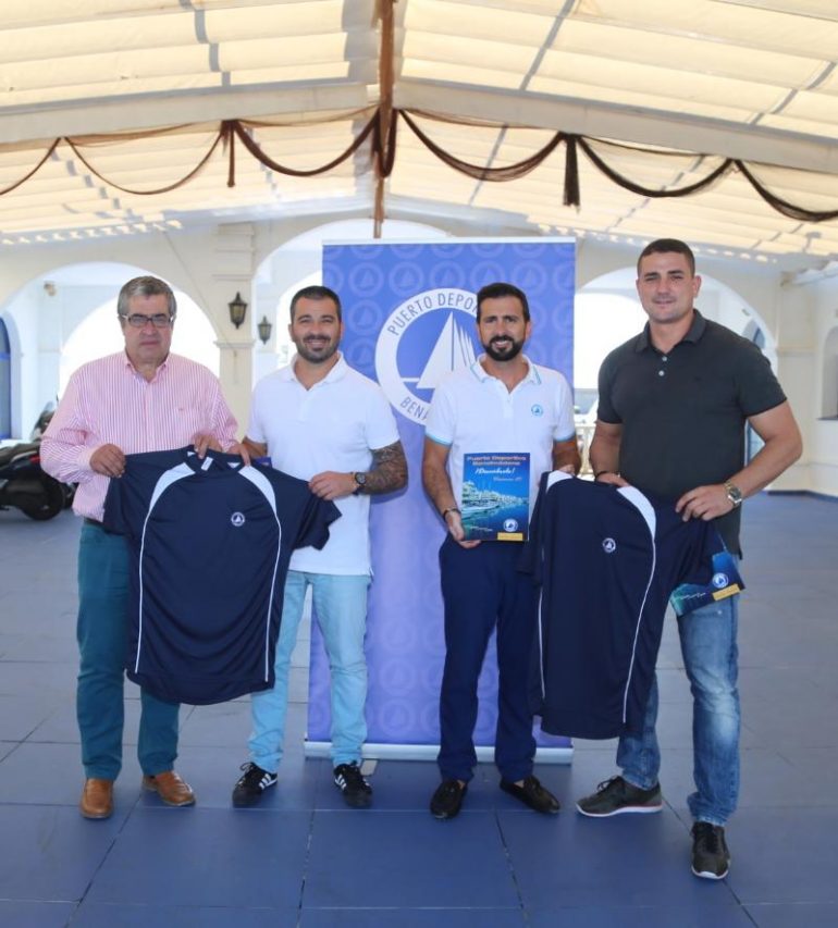 El edil de Deportes, Joaquín Villazón, y el gerente del Puerto, Manuel J. Jiménez, hicieron entrega de diverso material promocional y deportivo a Maxi Montiel y Artur Ababii
