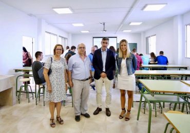 “Gracias a la inversión del pasado verano, el IES Cerros del Viento dispone este nuevo curso de un aula destinada al Bachillerato de Artes”, ha destacado la delegada de Educación, Patricia Alba