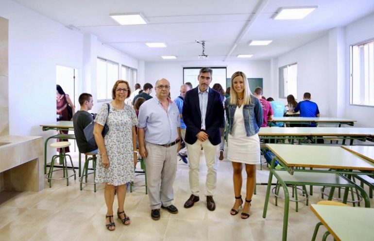 “Gracias a la inversión del pasado verano, el IES Cerros del Viento dispone este nuevo curso de un aula destinada al Bachillerato de Artes”, ha destacado la delegada de Educación, Patricia Alba