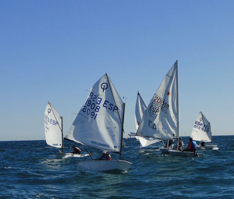El club náutico local copa el pódium en Optimist Sub-13 con José Manuel Pachón, Roberto Aguilar y Noa Zabell