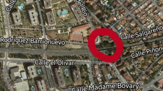 Tras la obtención de los terrenos, la actuación prioritaria será la apertura de un acceso provisional para vehículos y peatones al centro educativo