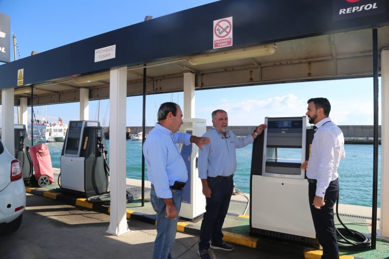 “La dirección del Puerto sigue en su línea de renovar equipamientos e infraestructuras de la marina”, señala su gerente, Manuel J. Jiménez