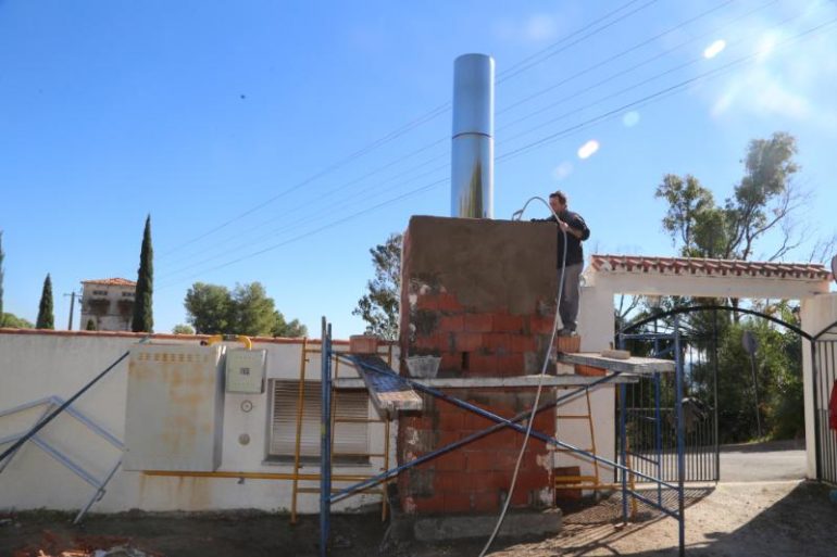 Los trabajos consisten en la relimitación de la parcela del cementerio musulmán con la del municipal, y el cerramiento de la chimenea del crematorio