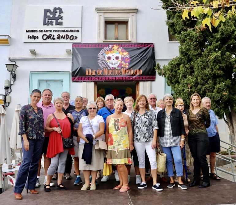 Antes de continuar la visita por el museo, Victoria Sabino apuntó que “está viniendo al museo más gente de Málaga que en otras ocasiones gracias al altar de difuntos”