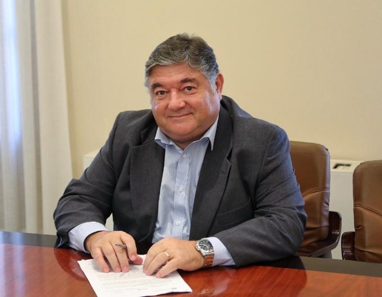 Se procederá a la creación de una nueva acera en el Pasaje del Águila anexa a esta explanada