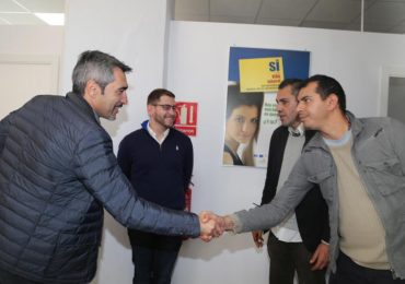 Durante la visita los usuarios de Afesol le han entregado al alcalde el calendario con el que la Fundación Málaga CF ha colaborado con la asociación