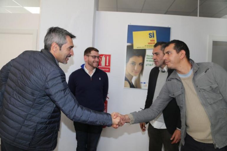 Durante la visita los usuarios de Afesol le han entregado al alcalde el calendario con el que la Fundación Málaga CF ha colaborado con la asociación