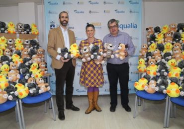Los Reyes Magos repartirán estos peluches en sus diversos encuentros con niños en la costa y el pueblo