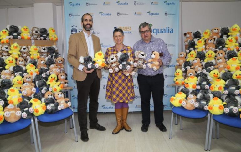 Los Reyes Magos repartirán estos peluches en sus diversos encuentros con niños en la costa y el pueblo