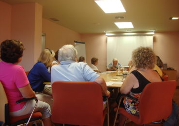 Los usuarios pueden elegir entre siete clubes de temáticas e idiomas diferentes