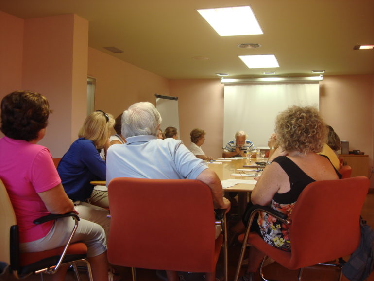 Los usuarios pueden elegir entre siete clubes de temáticas e idiomas diferentes