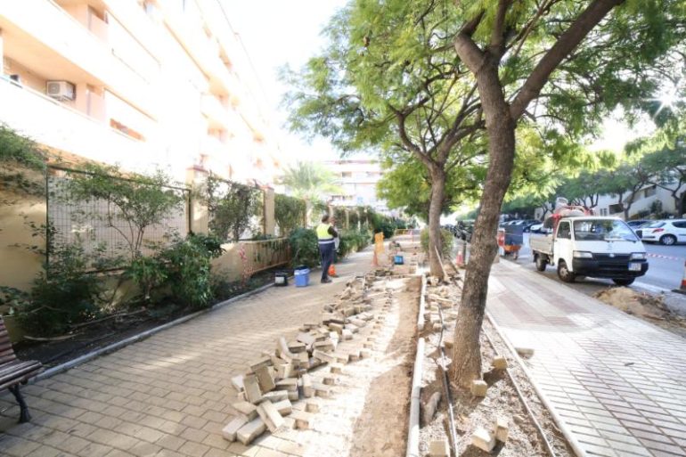 Las labores realizadas han consistido desde el repaso del adoquinado de la calle hasta el arreglo de alcorques