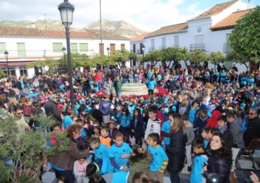 Los 758 alumnos del colegio inundaron la plaza de canciones y lemas contra la guerra y a favor de la paz