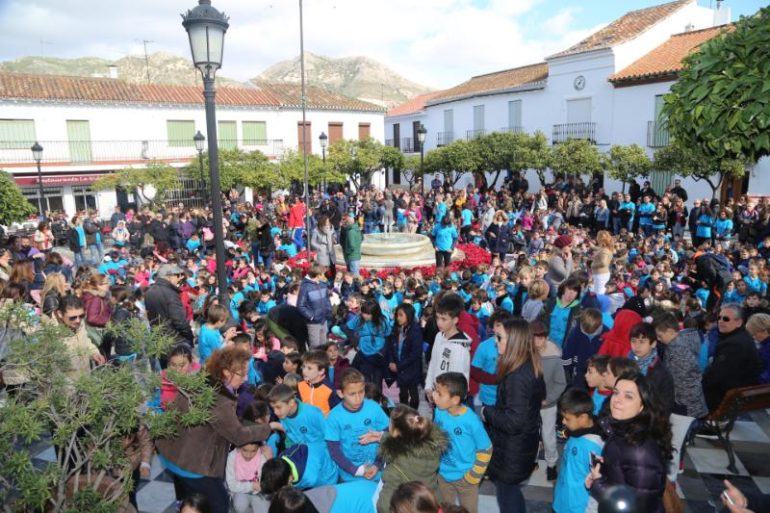 Los 758 alumnos del colegio inundaron la plaza de canciones y lemas contra la guerra y a favor de la paz