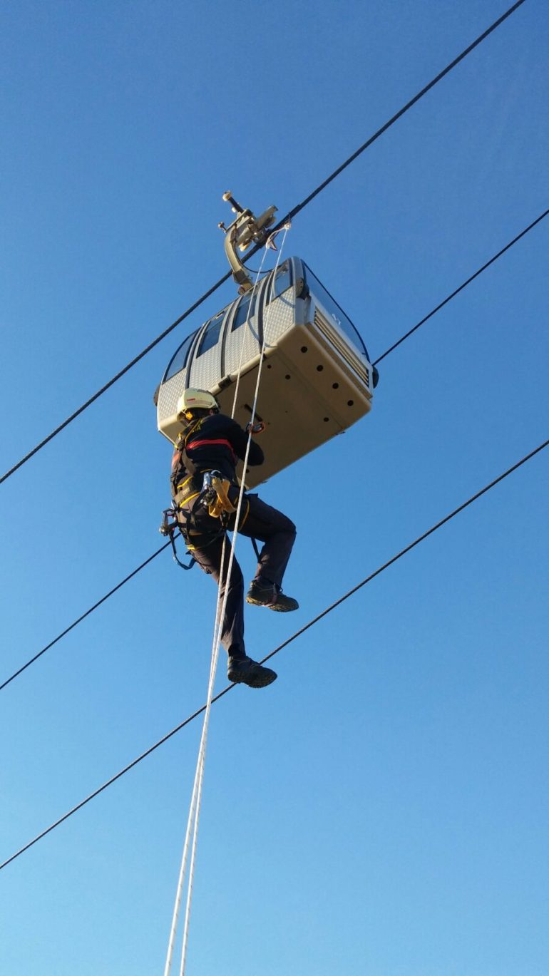 La práctica forma parte del Plan de Autoprotección y Emergencias del Teleférico de Benalmádena