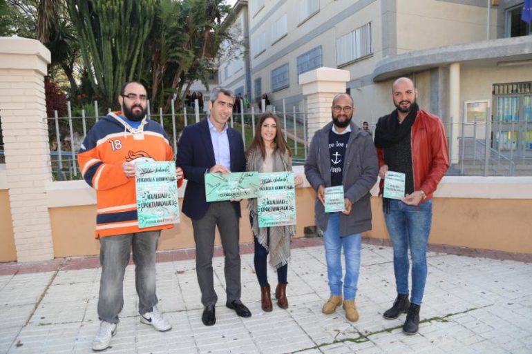 Víctor Navas y la secretaria general de las Juventudes Socialistas de Málaga ha reivindicado esta medida pionera