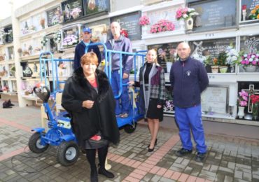 Se trata de una plataforma elevadora de traslación electromecánica