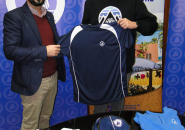 El gerente de la marina benalmadense recibe al deportista en el edificio de Capitanía