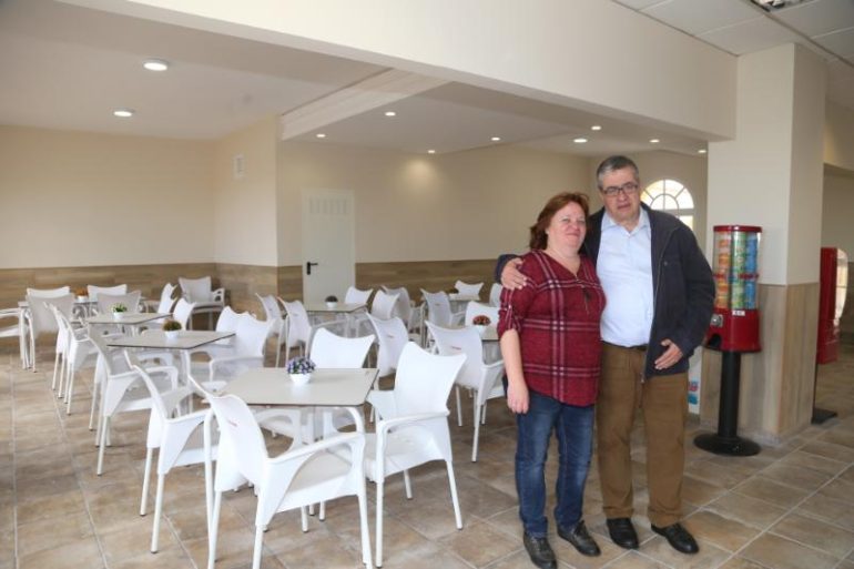 Las obras de renovación han consistido en la eliminación del muro de separación que dividía el local y en el cambio de solería y alicatados