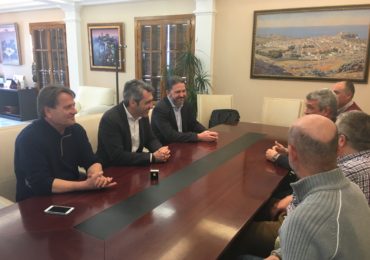 El encuentro transcurrió tras recibir la insignia de oro de la Real Federación Española de Hockey