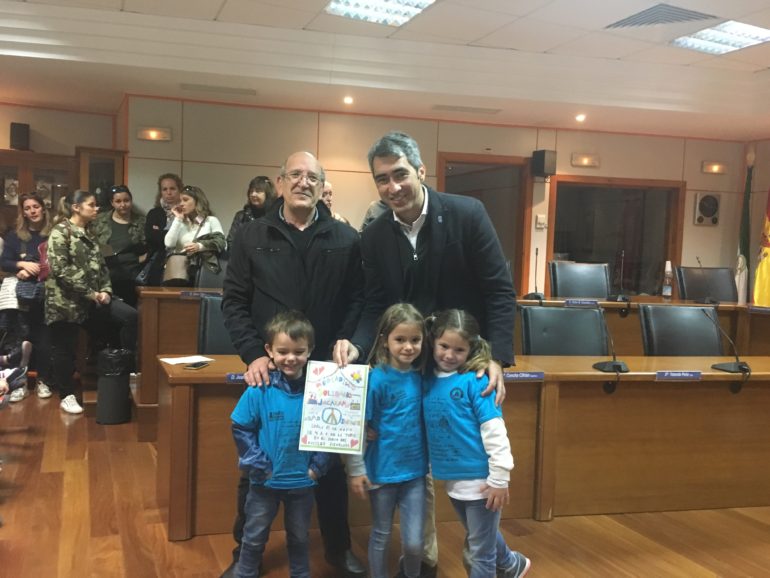 Los pequeños han conocido las instalaciones y han dado a conocer la celebración de un mercadillo solidario a beneficio de ABAD