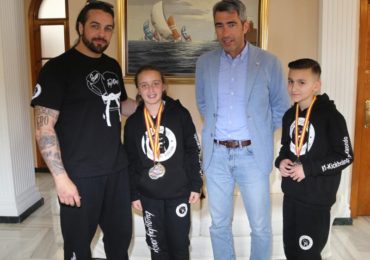 El alcalde mantiene un encuentro con Jeremy Cammell y Silvia Mouagni