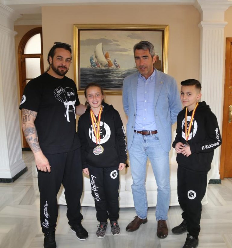 El alcalde mantiene un encuentro con Jeremy Cammell y Silvia Mouagni