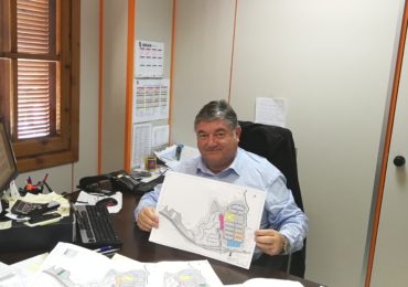 Con el fin de poner a disposición de la junta una parcela de uso educativo