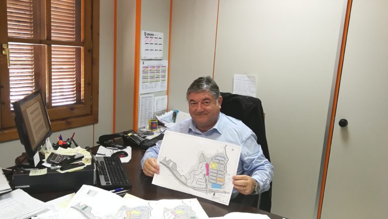 Con el fin de poner a disposición de la junta una parcela de uso educativo