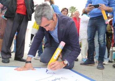 Benalmádena inicia el calendario de eventos acogiendo su segundo poema gigante de 120 metros