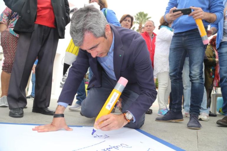 Benalmádena inicia el calendario de eventos acogiendo su segundo poema gigante de 120 metros