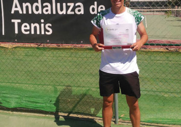 El jugador, patrocinado por el Puerto Deportivo de Benalmádena, se impuso en la final andaluza a Javier Molino, primer cabeza de serie, por un contundente 6-1, 6-2