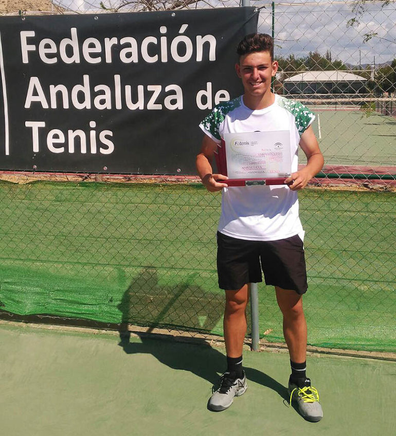 El jugador, patrocinado por el Puerto Deportivo de Benalmádena, se impuso en la final andaluza a Javier Molino, primer cabeza de serie, por un contundente 6-1, 6-2